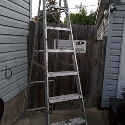 Aluminum 8 Ft Step Ladder - 225 Lb Weight Capacity 