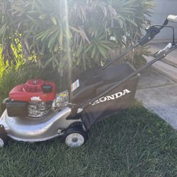 22" Honda HRR216 Self Propelled Lawn Mower 