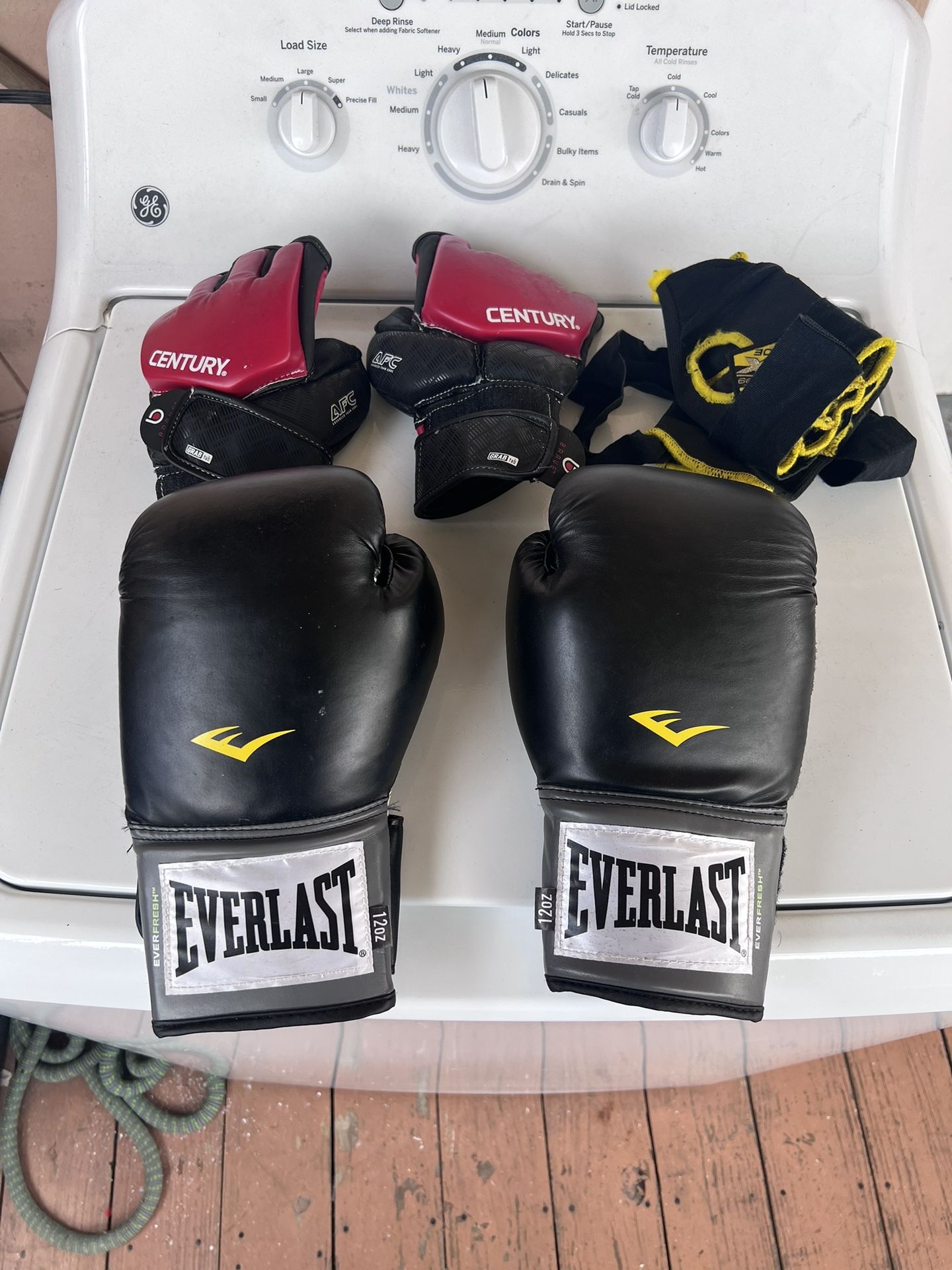 BOXING BAG WITH STAND GLOVES AND HAND WRAPS