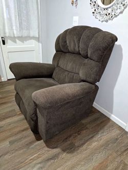 Wide Recliner Rocker – Clean & Comfortable