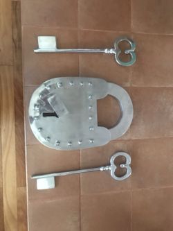 Wall locket with two keys