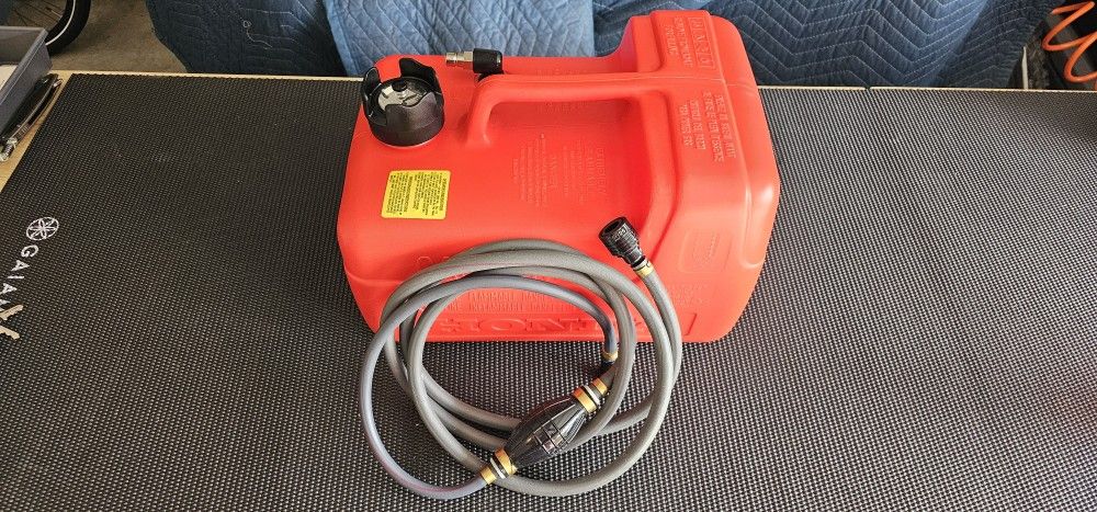 New 3 gallon Honda gas tank with LINE! - Gas gauge