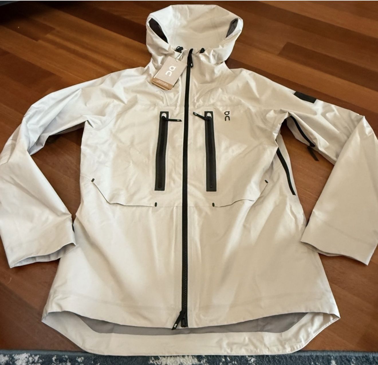 NWT On Running On Cloud Hooded Waterproof Storm Jacket, Women’s M, Pearl/Beige