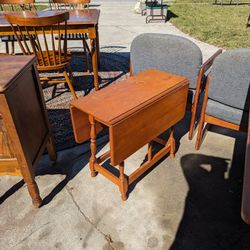 Early American Drop Leaf End Table 