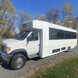 2003 Diamond Coach Custom 28 Passenger Corp Shuttle Bus Ford E550 V8 Diesel Low Miles 