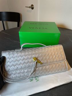 Authentic Clutch Bottega Veneta with strap