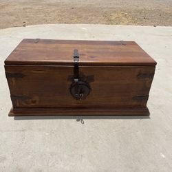  Trunk Hope Chest Primitive Coffee Table Storage Chest Antique Metal Rustic Hinged Top Wood Bench Foot of Bed Storage Locker
