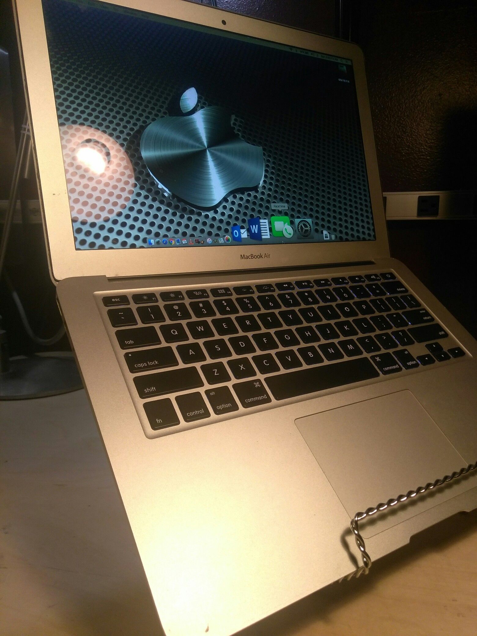 Apple MacBook Air 13", WiFi, Webcam, Bluetooth, weightless - super thin