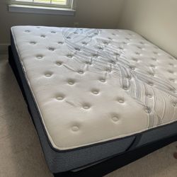 🛏️ Premium Serta King Size Mattress with Bed Foundation– Like New! Only $250 🛏️