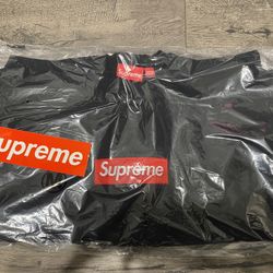 Superme Box logo Crewneck (FW22) Size M Brand New With Receipt 