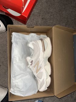 New Balance 9060 unisex color size 10 1/2 men’s
