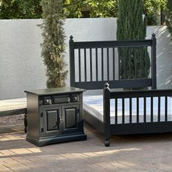 Queen Bedroom Set - Black Bed Dresser Mirror Setter - Broyhill