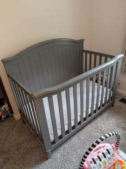 Sorelle Fairview Infant and toddler crib with halo mattress, almost new