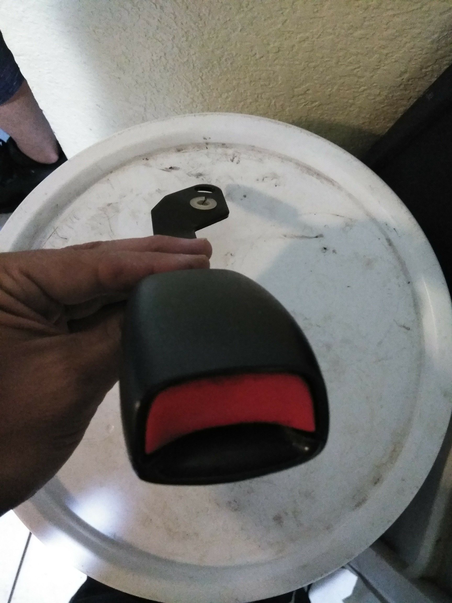 2000-2002 suburban seat beat buckle