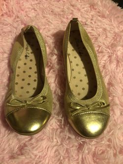 Girls gold shoes size 4