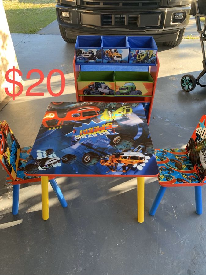 Kids play table w/ toy baskets!!