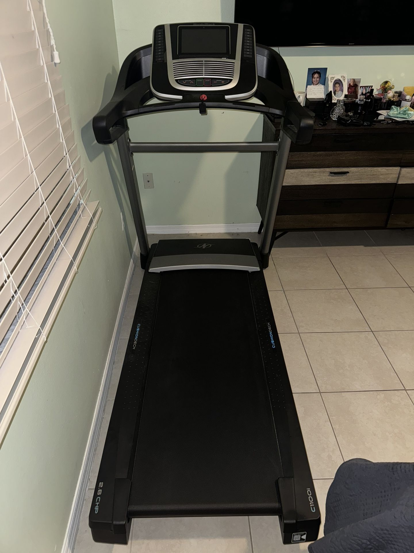 Nordictrack Treadmill C 1100i Like New 
