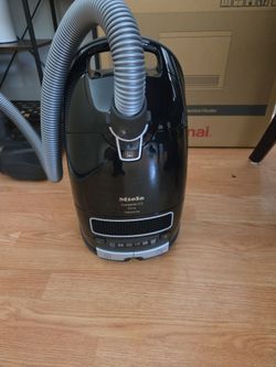 Complete C3 Kona PowerLine - SGFE0 Obsidian Black
with electrobrush for thorough cleaning of heavy-duty carpeting.
Color:Obsidian Black