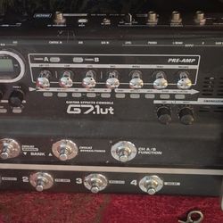 Zoom G7.1ut effects pedal with adaptor
