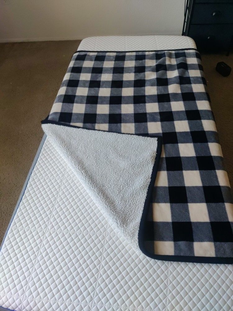 3 Twin Size Blankets $5 Each