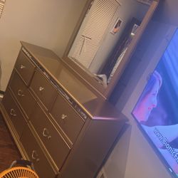 Slightly Used-Gold 7 Drawer, Dresser with Mirror