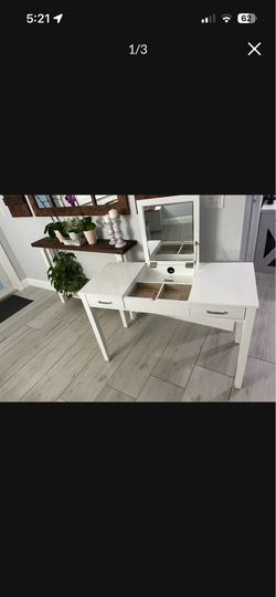 Makeup vanity