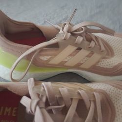 ADIDAS ULTRABOOST WOMENS SIZE 8 NEW CONDITION