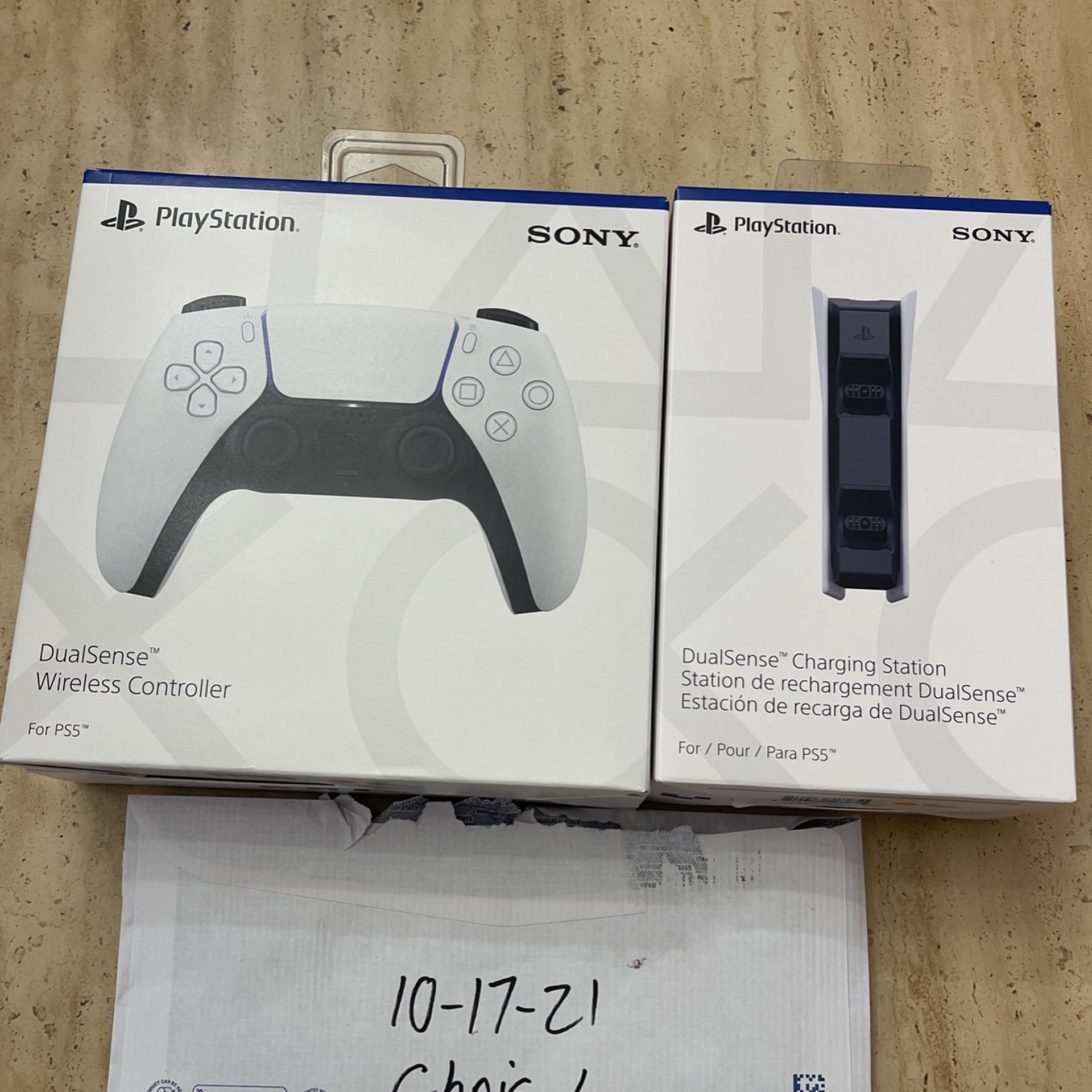 SONY DUALSENSE WIRELESS CONTROLLER & SONY DUELSENSE CHARGING STATION 