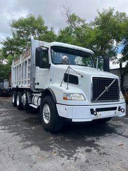 2009 VOLVO DUMP TRUCK – STEERABLE THIRD AXLE & REAR HITCH