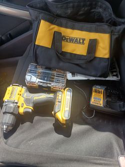Dewalt 20v drill with charger, bag, bit set