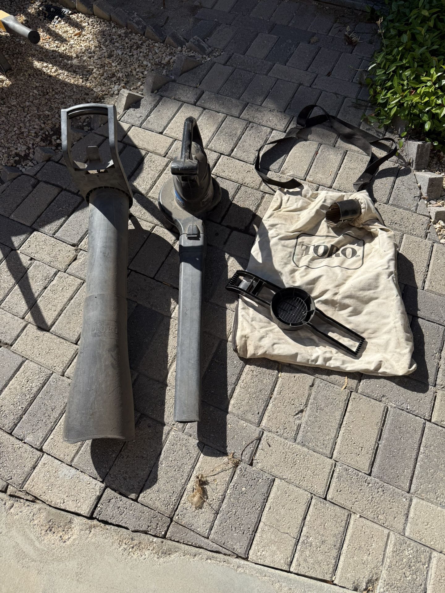 Electric. Vacuum/ Blower with Bag