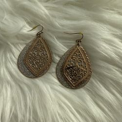 Teardrop-shaped dangle earrings