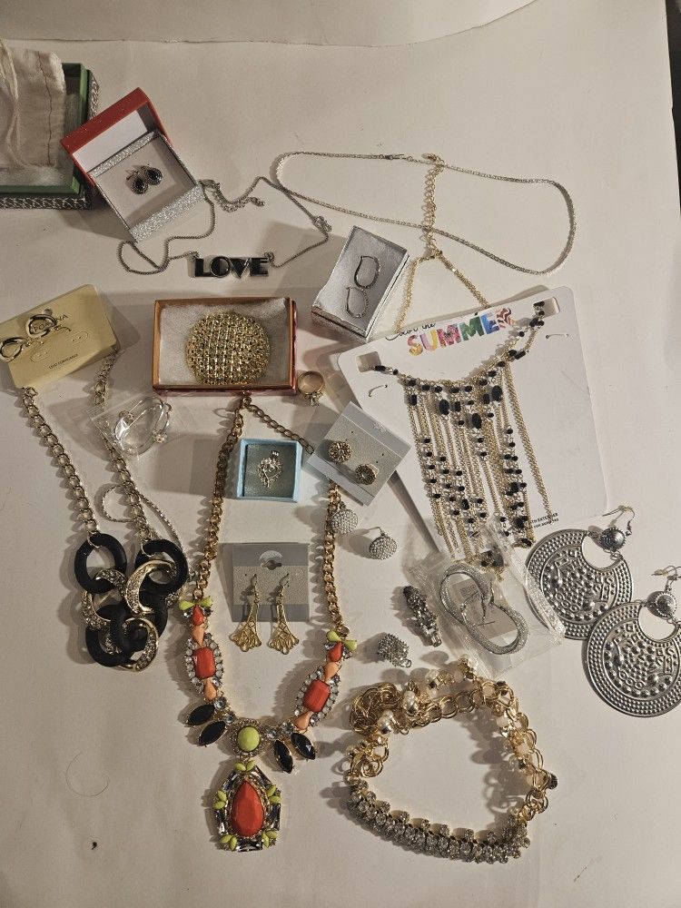 VINTAGE JEWELERY LOT 