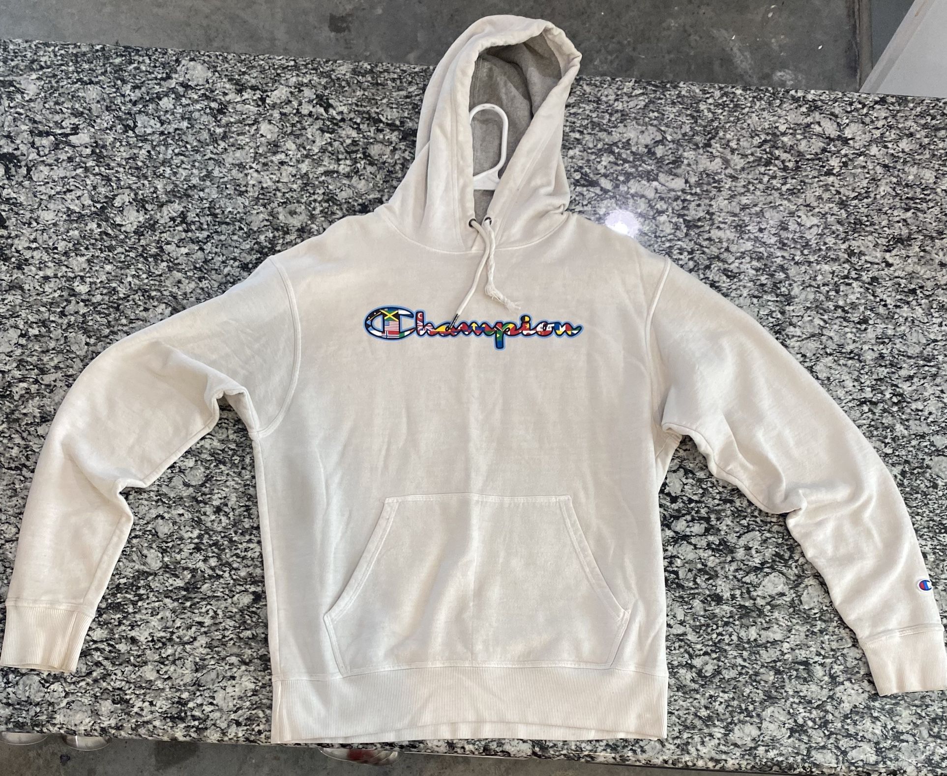Champion Men's Flags Of The World Fleece Pullover Hoodie Medium/White. Used