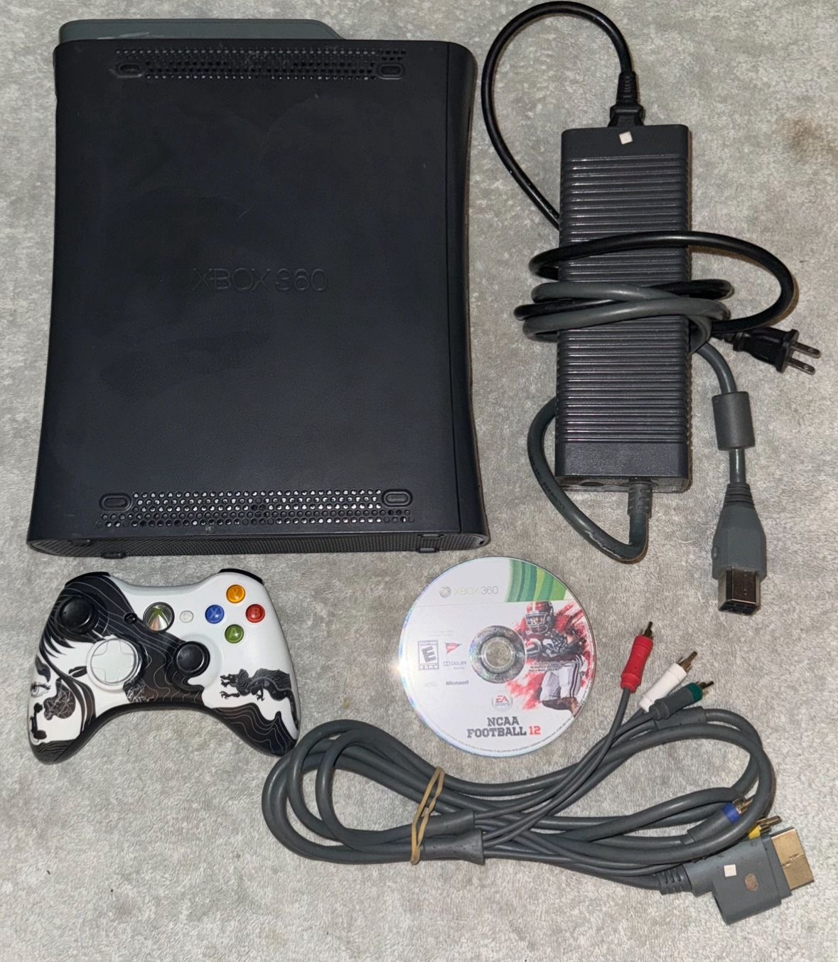 BLACK XBOX 360 CONSOLE WITH VIDEO GAME & CONTROLLER