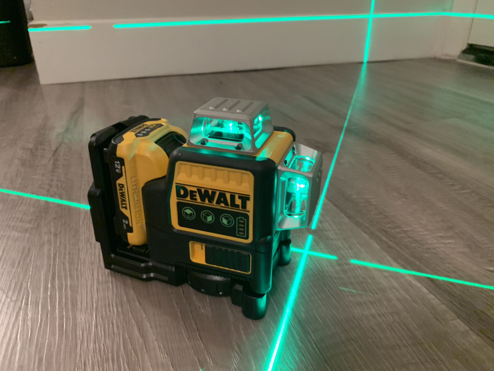 Laser Dewalt 360 Degrees  100 ft. Green Self-Leveling 3-Beam