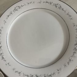 Simple Clean Dinnerware Set