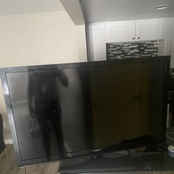 42 Inch Hitachi With Roku device & Remote