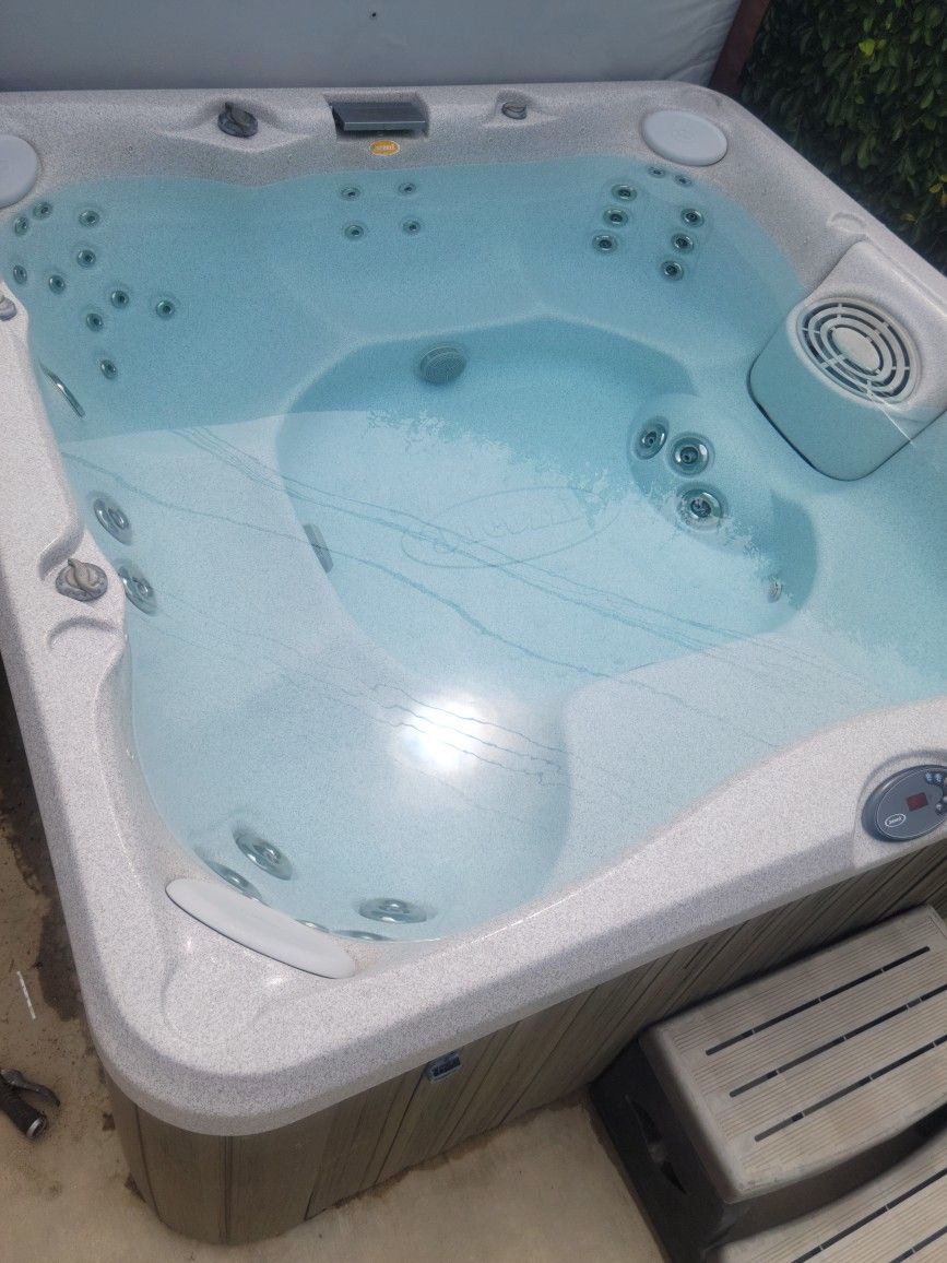 Jacuzzi Brand, Hot Tub/Spa for Sale in Huntington Beach, CA OfferUp