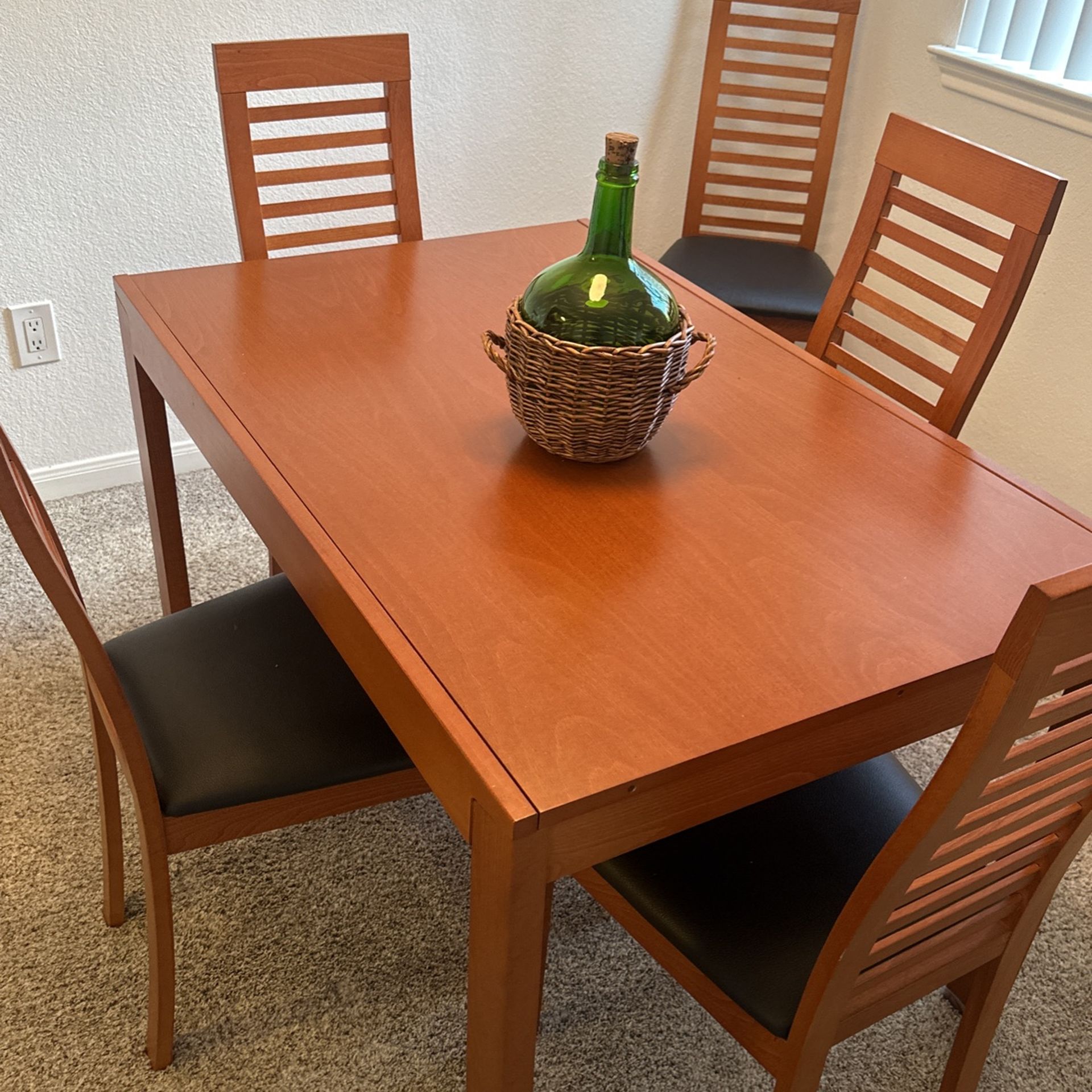 Dining Room Table And Chair. 6 Chairs Total