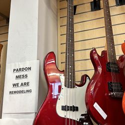 FENDER Squier Jazz Bass 4-string Electric Bass Guitar with Agathis Body, Maple Neck, Rosewood Fingerboard, and Two Single-coil Pickups Candy Apple Red