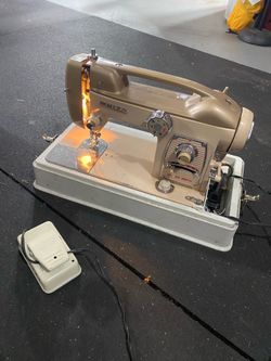 Vintage White Model 764 Sewing Machine w/ Original Case – Fully Working – $200