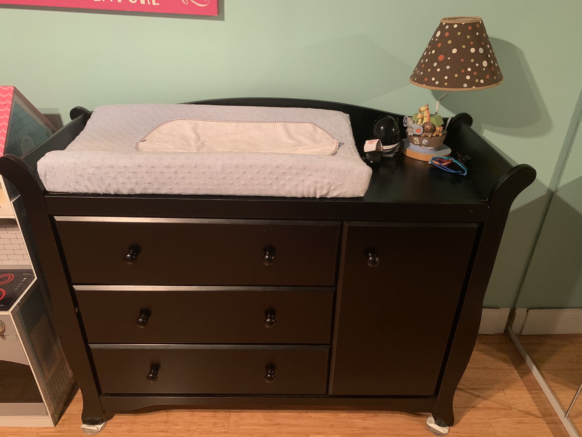 Crib and dresser changing table combo