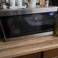 Microwave in very good working condition, LG logo for sale