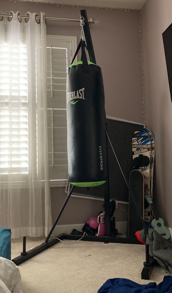 Everlast Punching Bag + Stand  + Gloves