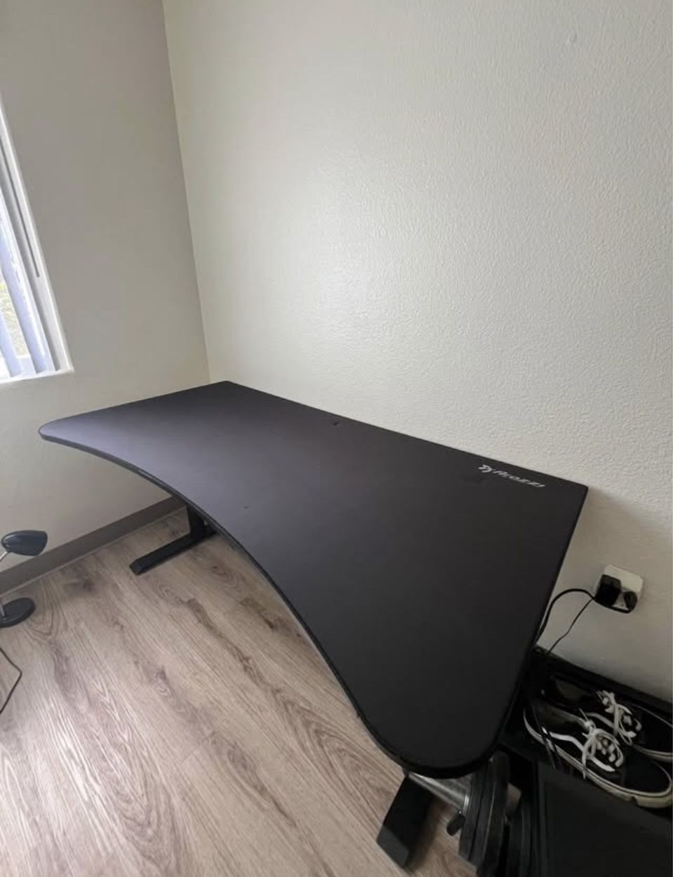 Arozzi Ultra Wide Curved Desk