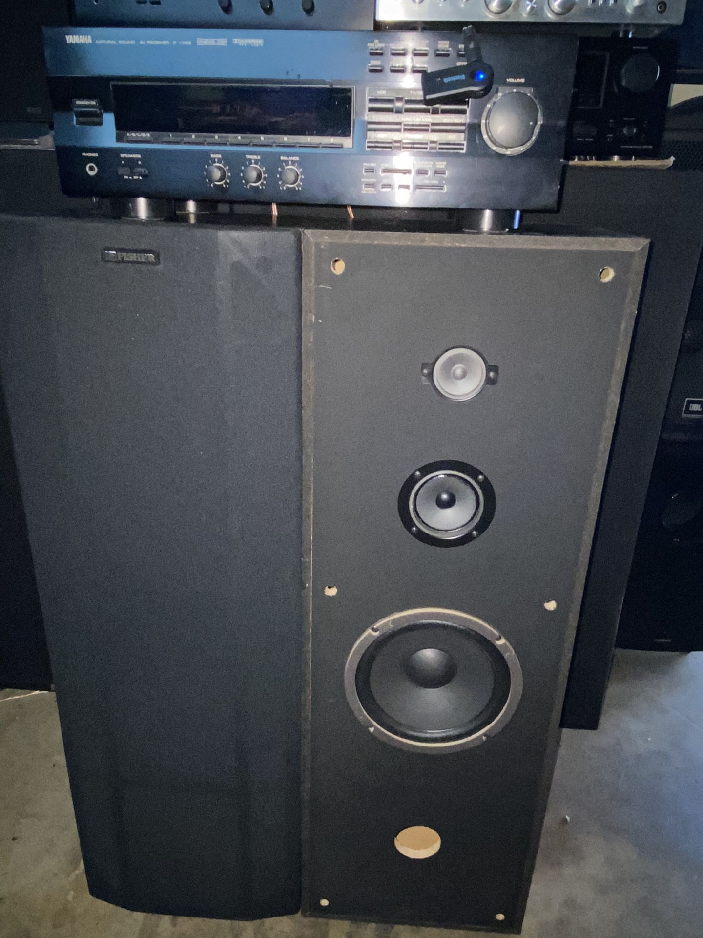 YAMAHA STREAMING STEREO MUSIC SYSTEM WITH BLUETOOTH AND A GREAT SOUNDING PAIR OF LARGE VINTAGE FISHER 4 WAY TALL FLOOR SPEAKERS 🔊