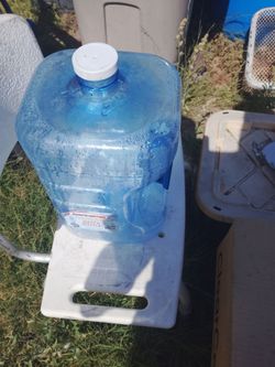 3 gallon stackable water bottle with handle x