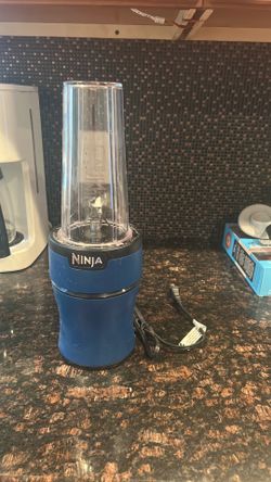 Ninja mixer with extra cups