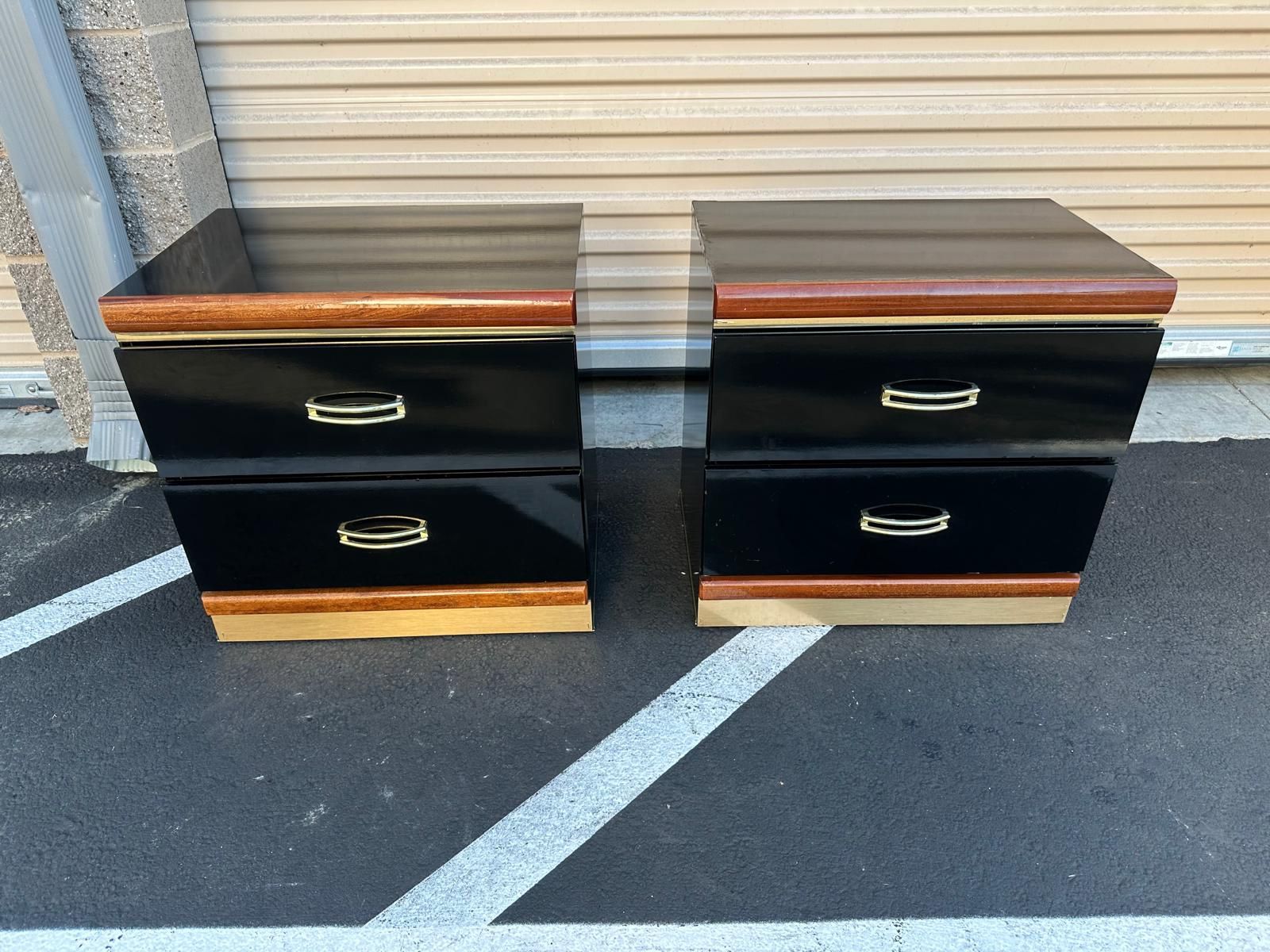 Pair Of Nightstands / Par De Buros